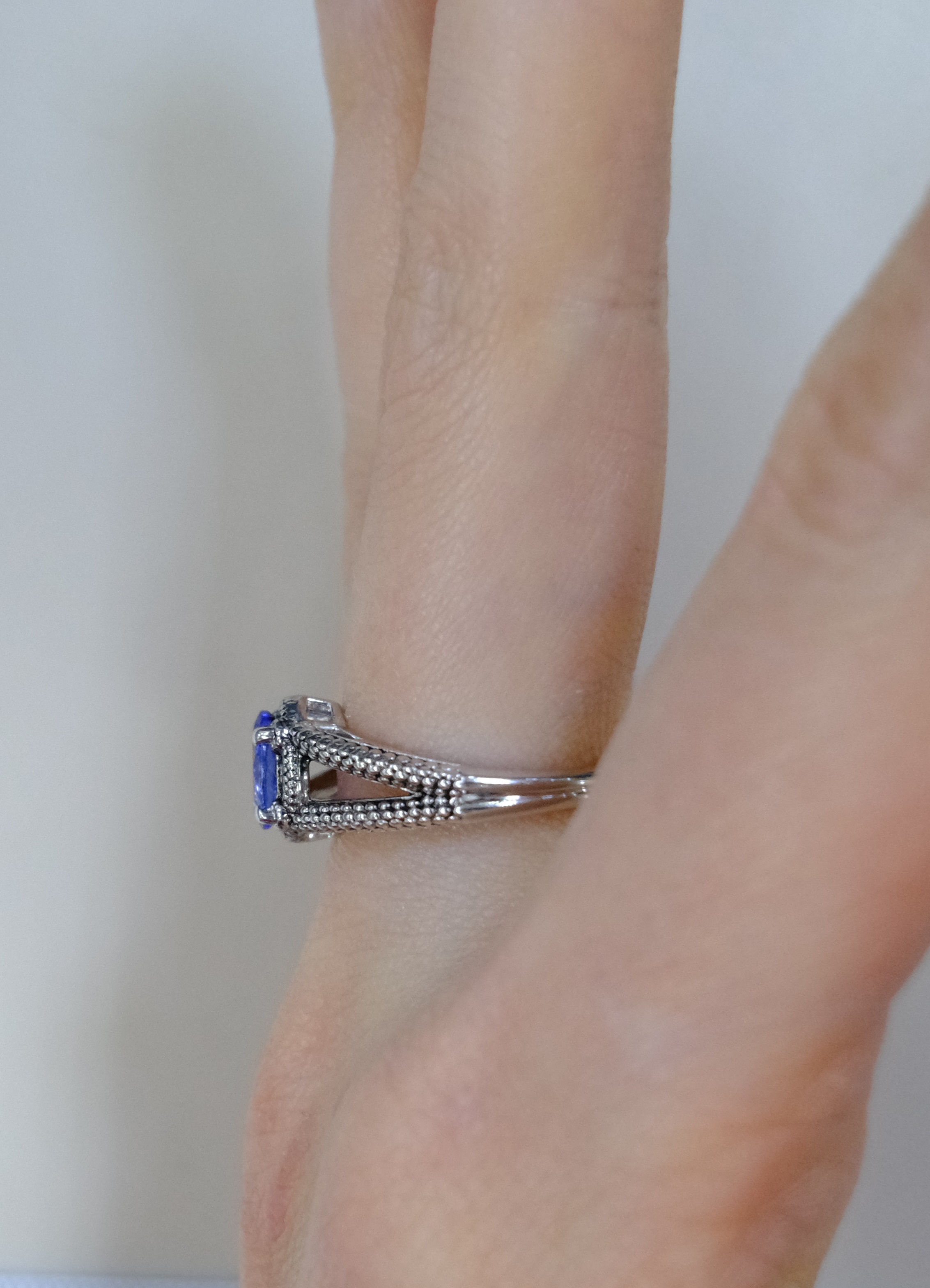 Серебряное кольцо с танзанитом